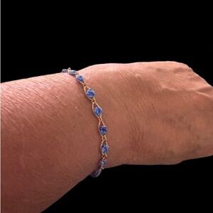 Pretty Bird Jewelry Elegant Blue Bead Gold-Tone Women's Bracelet
